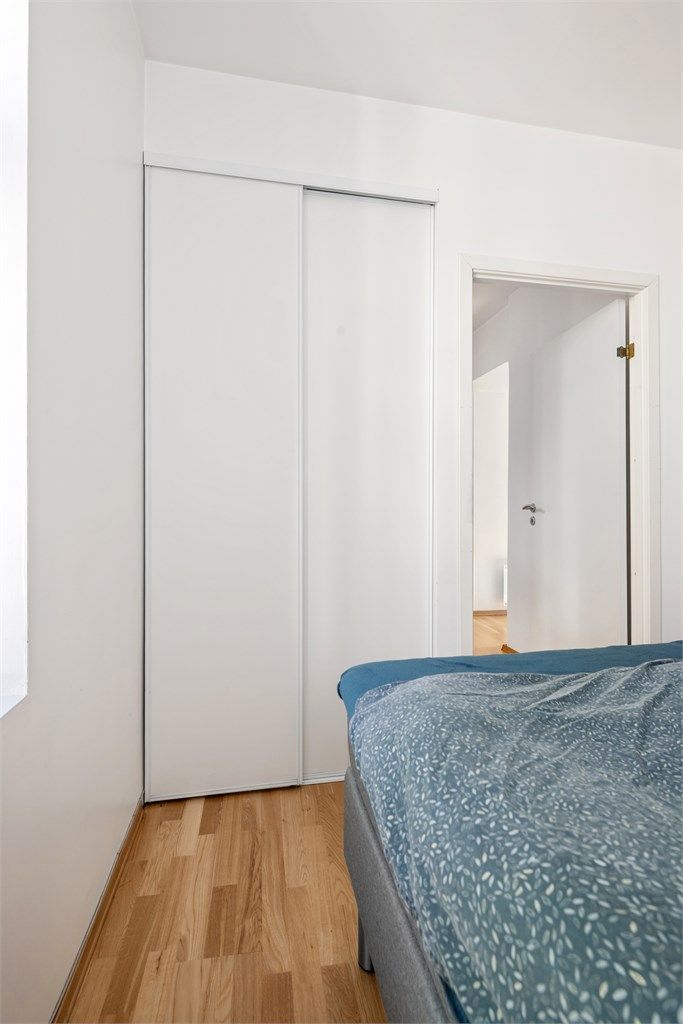 Soverommet er innredet med en praktisk skyvedørsgarderobe som gir gode oppbevaringsmuligheter.