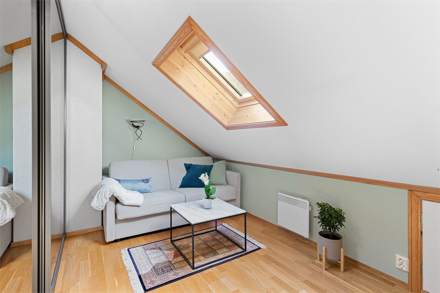 Skyvedørsgarderobe med speilfronter - Rommet er ikke bruksendret/omsøkt.