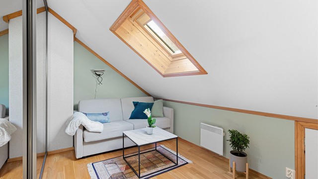 Skyvedørsgarderobe med speilfronter - Rommet er ikke bruksendret/omsøkt.