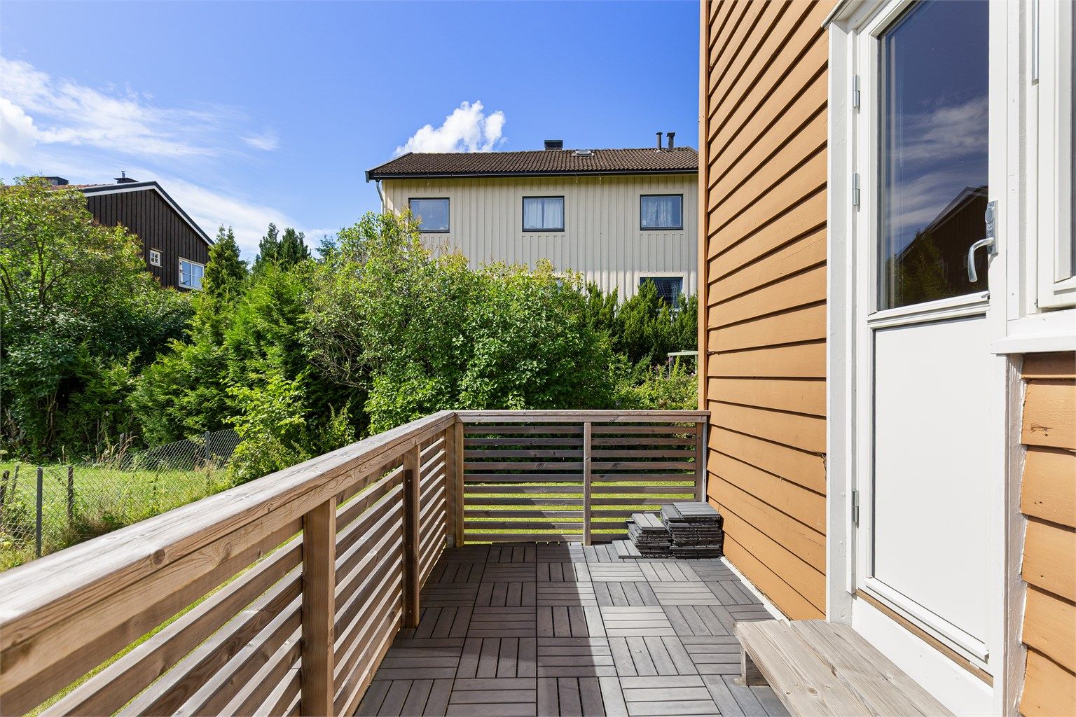 Koselig terrasse på ca. 5 kvm med trapp ned til hagen