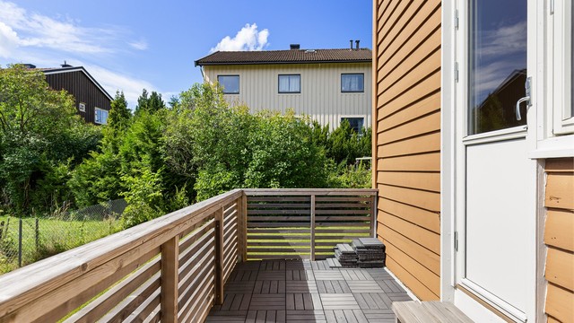 Koselig terrasse på ca. 5 kvm med trapp ned til hagen