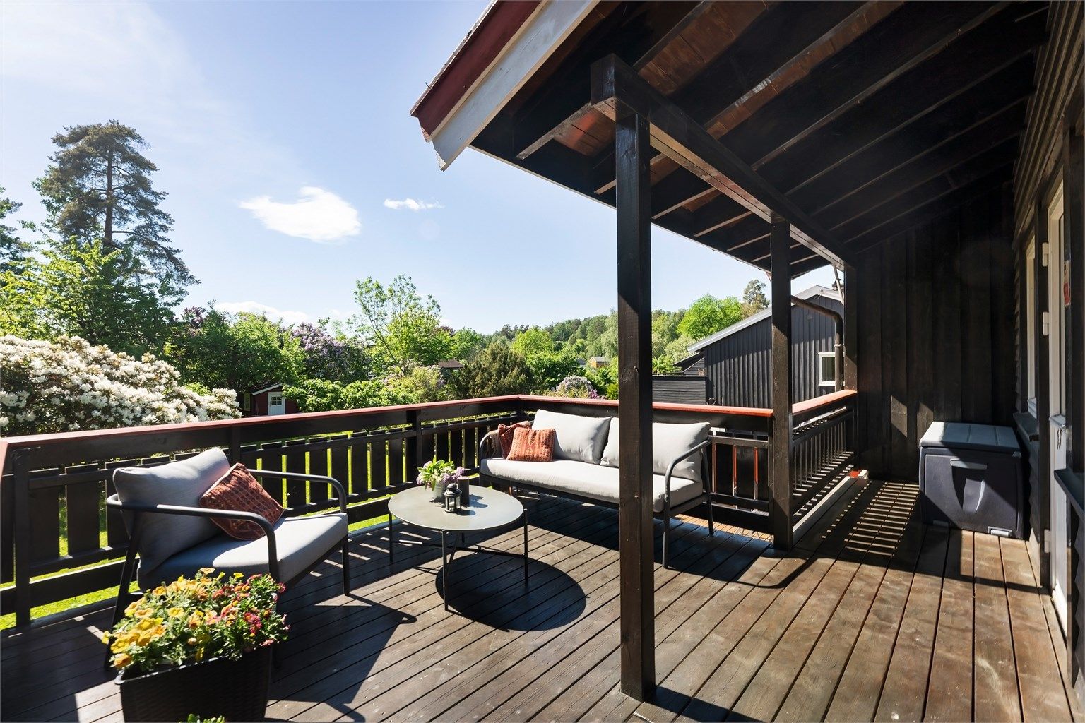 Fra loftstuen i andre etasje er det utgang til en overbygget terrasse på 16 m².