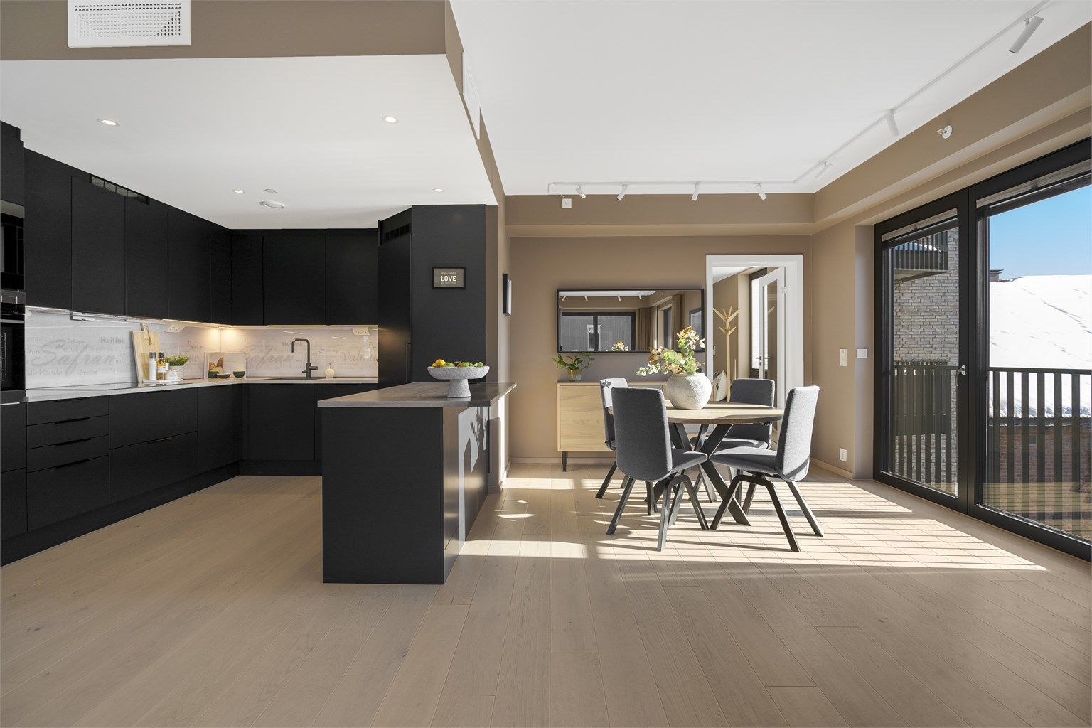 Det er gjennomgående flotte farge- og materialvalg i hele leiligheten.