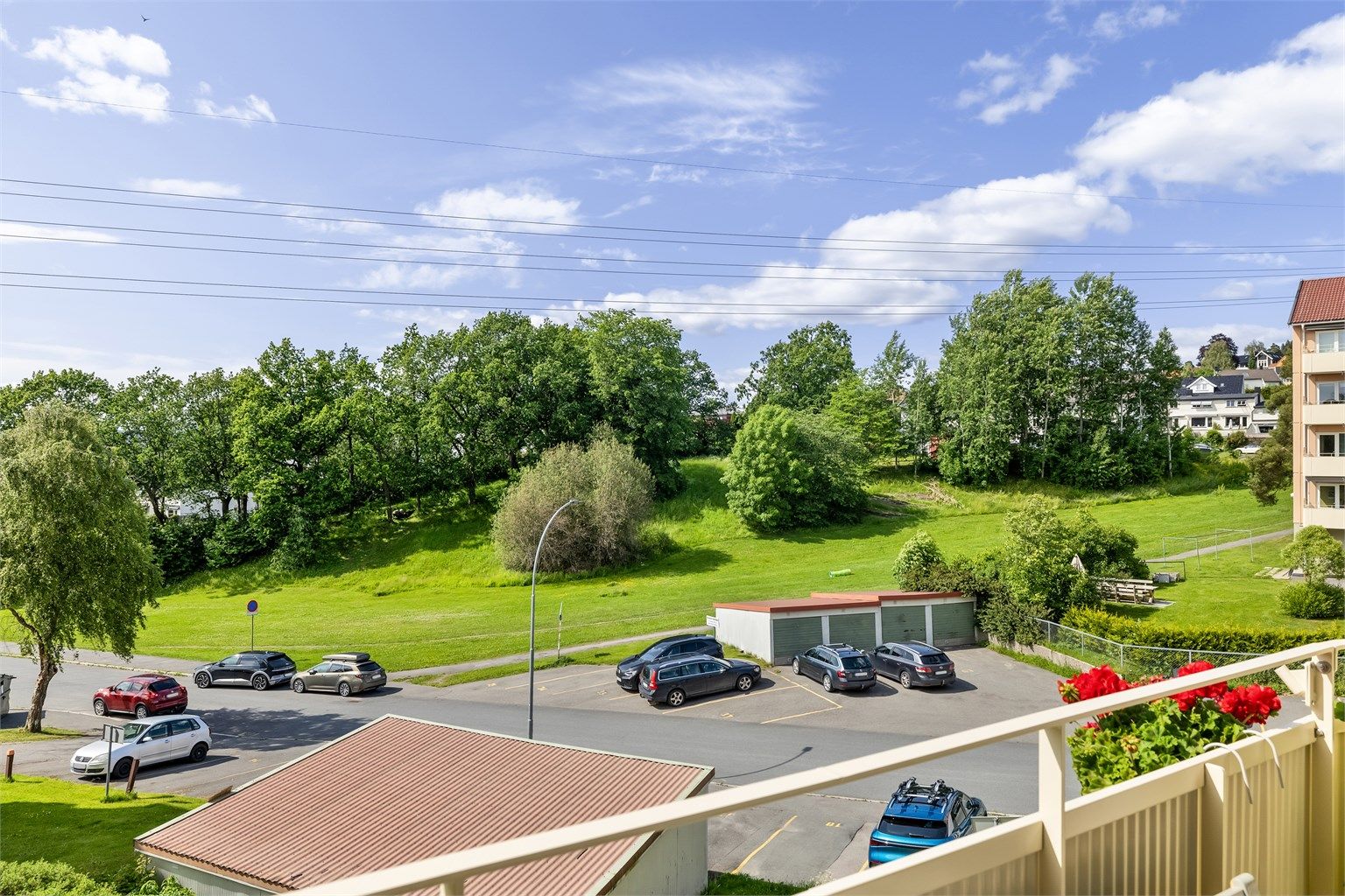 Tonsenjordet borettslag er et svært populært borettslag på Disen/Årvoll med et ungt, sporty og engasjert bomiljø