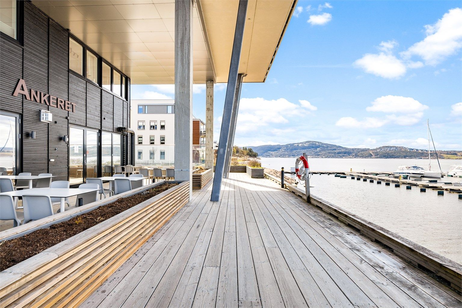 Ankeret restaurant - hyggelig spisested på brygga innen kort gangavstand.