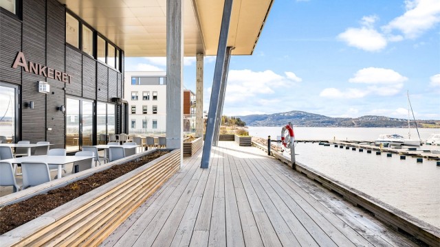 Ankeret restaurant - hyggelig spisested på brygga innen kort gangavstand.