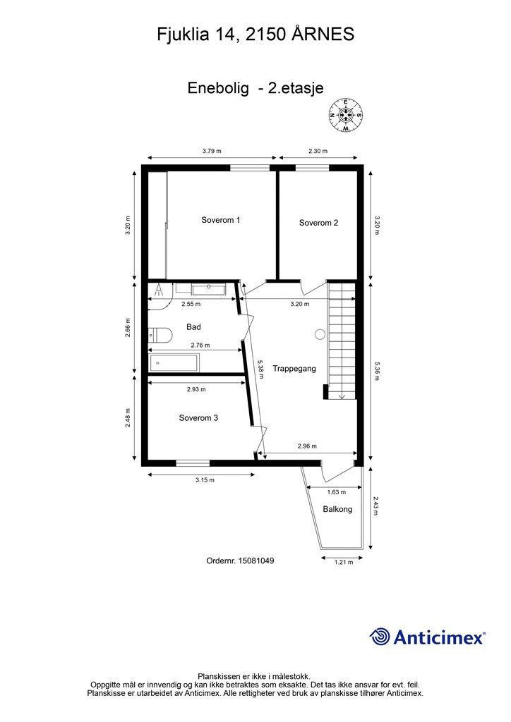 Andre etasje er en privat sone som inneholder tre soverom, bad og utgang til balkong fra trappegangen.