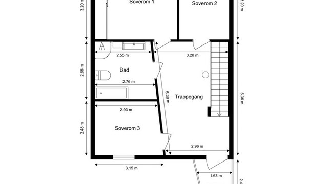 Andre etasje er en privat sone som inneholder tre soverom, bad og utgang til balkong fra trappegangen.