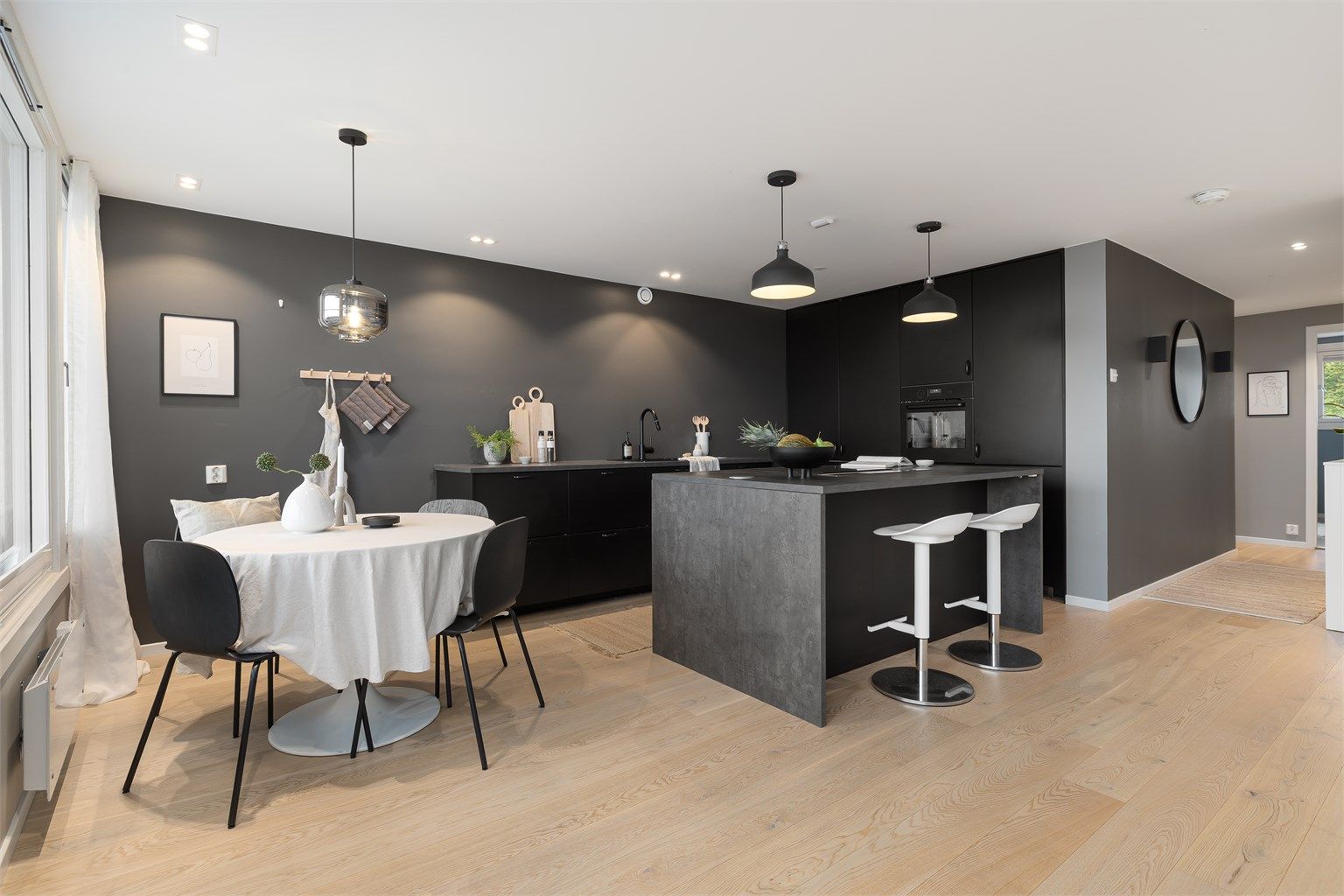 Dette er en sjelden mulighet til å sikre seg en strøken og gjennomført bolig med attraktiv beliggenhet på populære Tonsenhagen