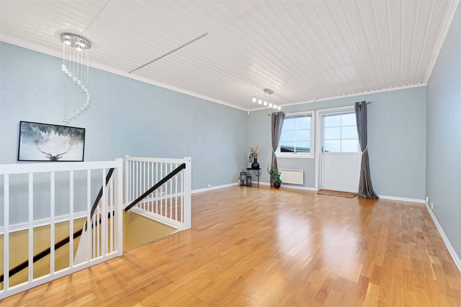 Trapperommet i andre etasje åpner opp til en romslig loftstue. I 2.etg. er det 3 soverom. Mulighet for å lage et 4.soverom i denne stuen