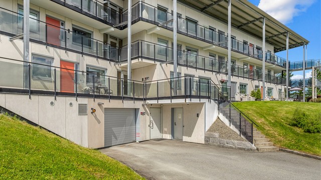 Med leiligheten følger parkeringsplass i felles garasje. Bygget ble rehabilitert i 2017/2018 av Bulls AS, med blant annet etterisolering, ny platekledning, nye tak, takrenner, balkongrekkverk og terrassegulv.