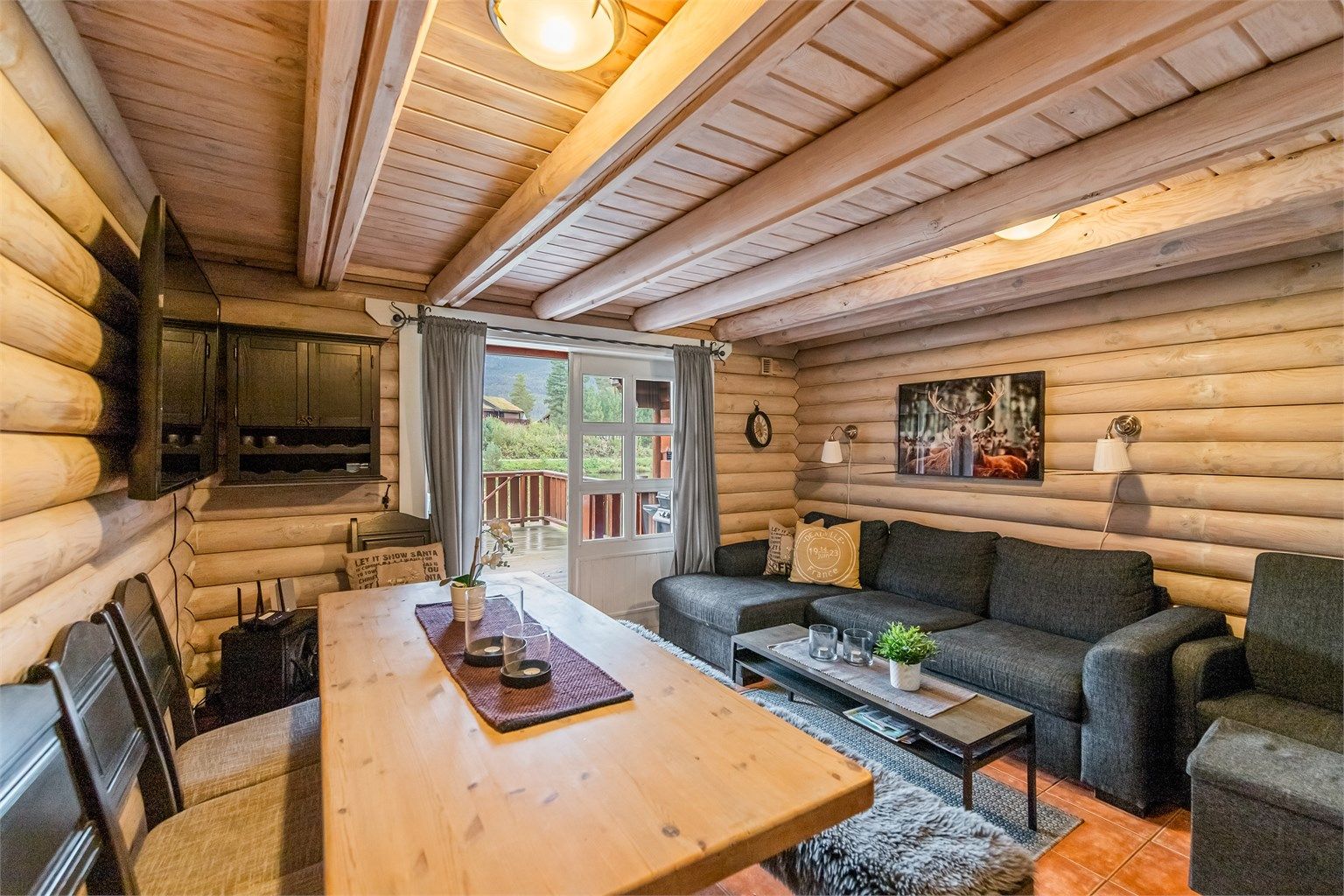 Hvitbeisede tømmerpanel på vegg og i tak