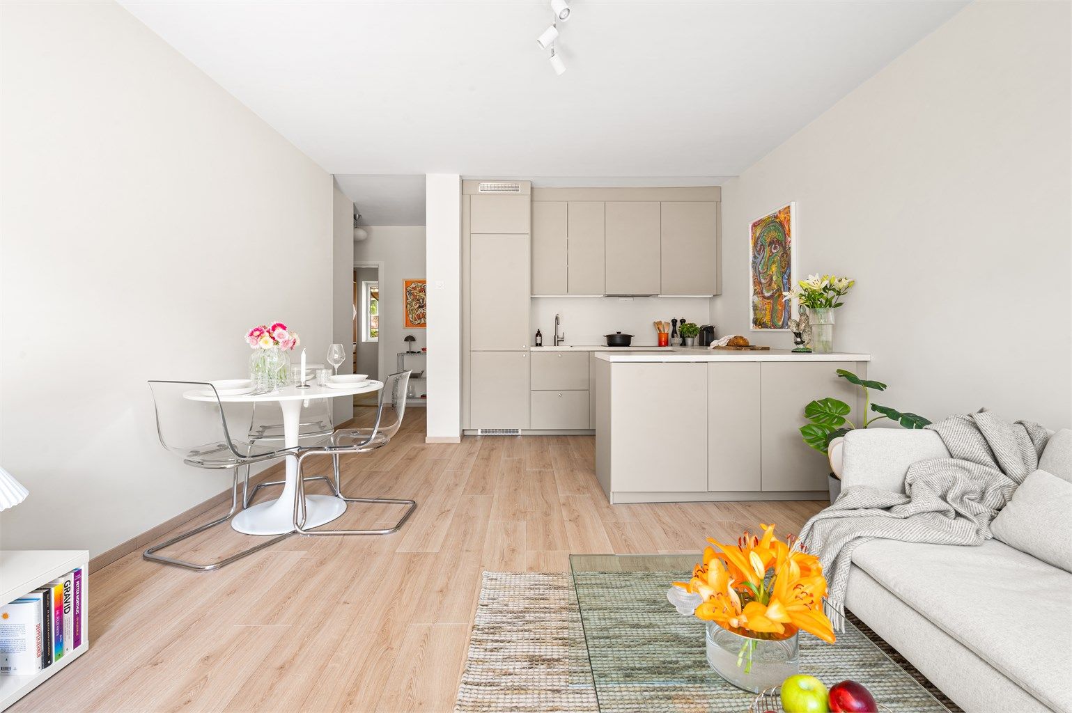 Overflatene er holdt i behagelige og tidsriktige nyanser. Varmtvann, fyring og internett inkl. i felleskostnader.