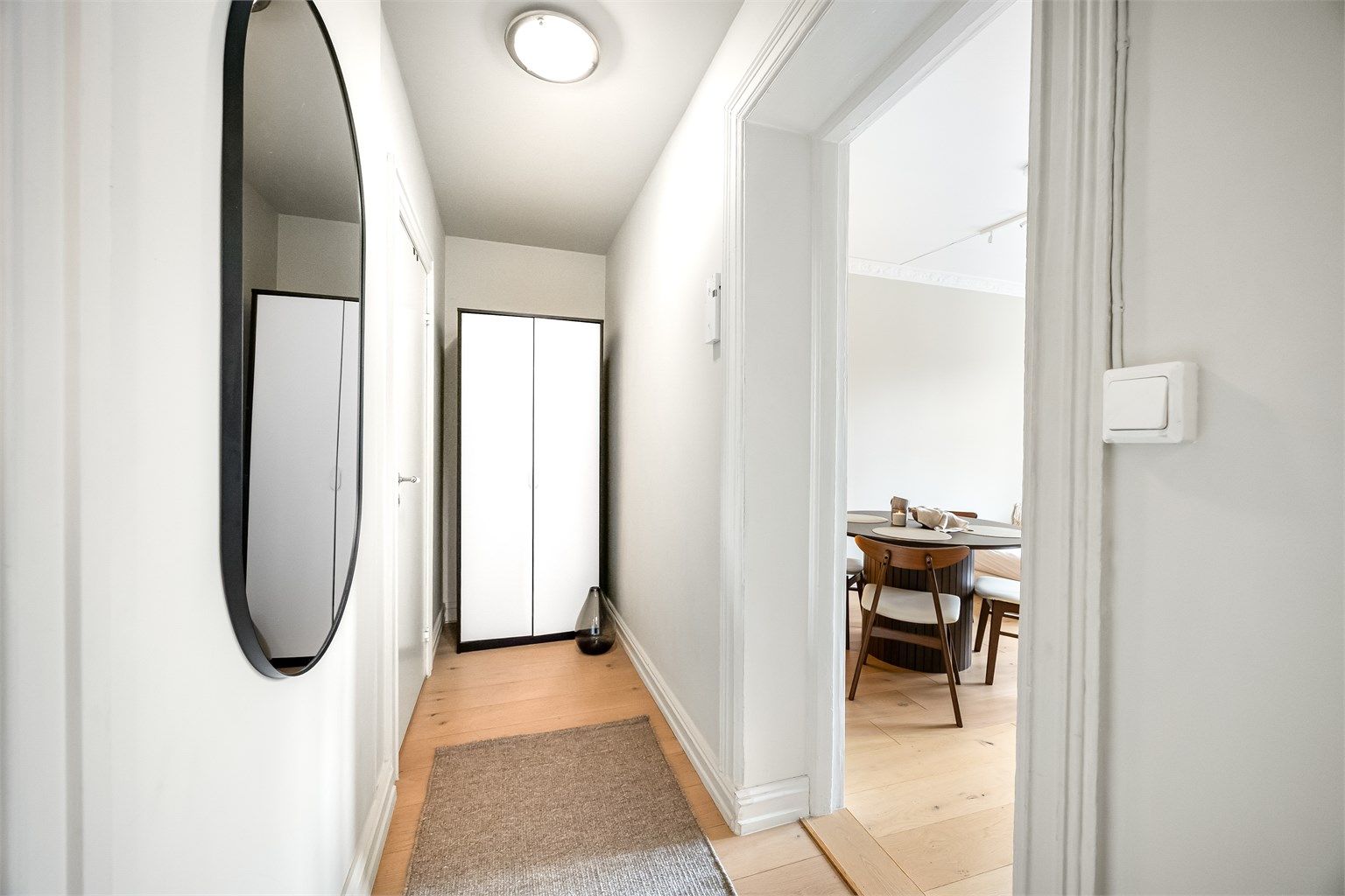 Velkommen inn i en praktisk og innbydende entré. Praktisk garderobeskap i enden av gangen sørger for gode oppbevaringsmuligheter for yttertøy og sko.