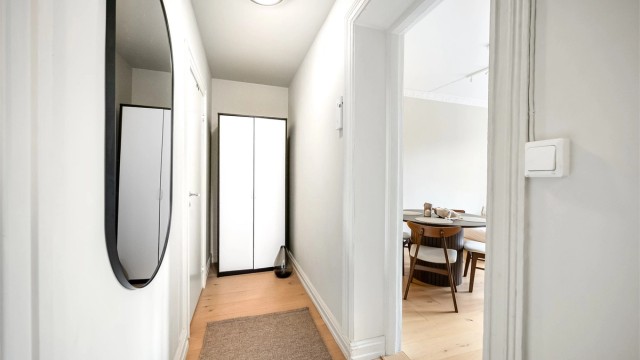 Velkommen inn i en praktisk og innbydende entré. Praktisk garderobeskap i enden av gangen sørger for gode oppbevaringsmuligheter for yttertøy og sko.