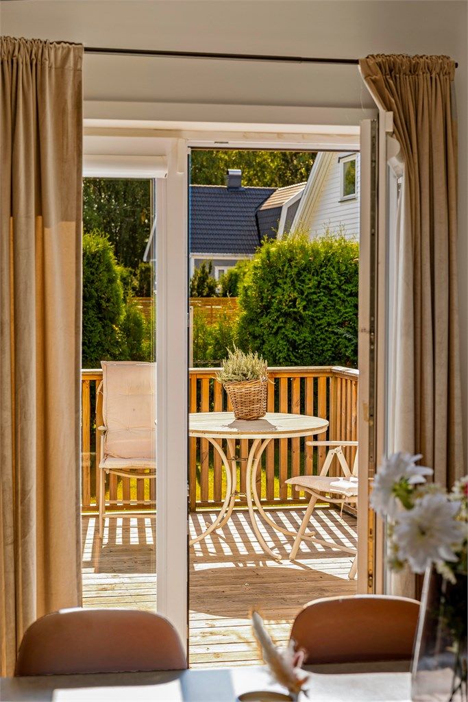"En av detaljene vi liker ekstra godt – fra spiseplassen kan du åpne døren og gå rett ut på verandaen".