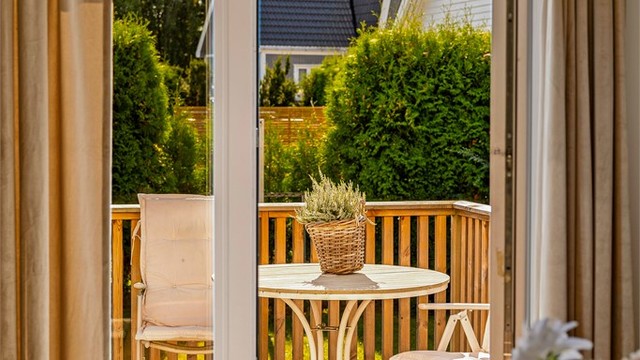 "En av detaljene vi liker ekstra godt – fra spiseplassen kan du åpne døren og gå rett ut på verandaen".