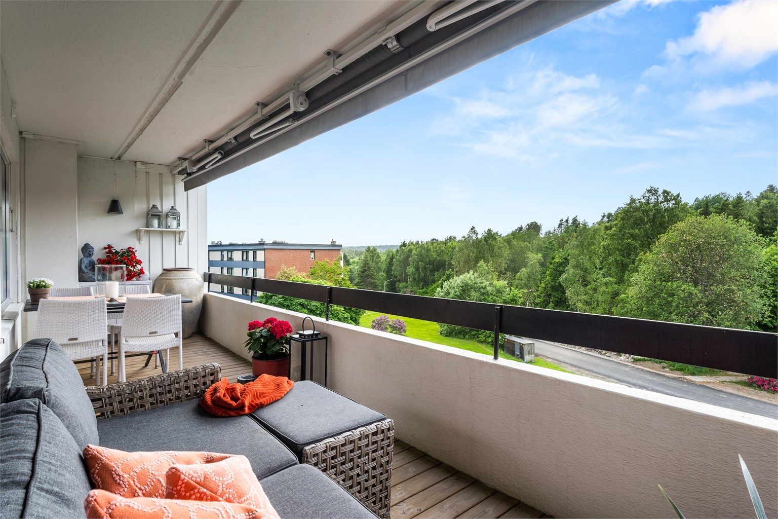 Med fasiliteter som skjermet og solrik balkong, garasje med el-billader og sentral beliggenhet, men rolig beliggenhet? Da er denne boligen noe for deg!  Foto: Oh Shots