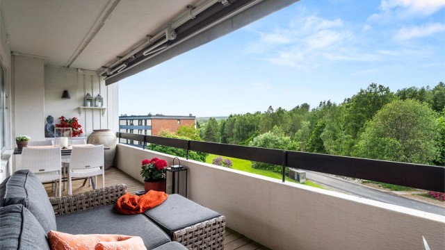 Med fasiliteter som skjermet og solrik balkong, garasje med el-billader og sentral beliggenhet, men rolig beliggenhet? Da er denne boligen noe for deg! Foto: Oh Shots