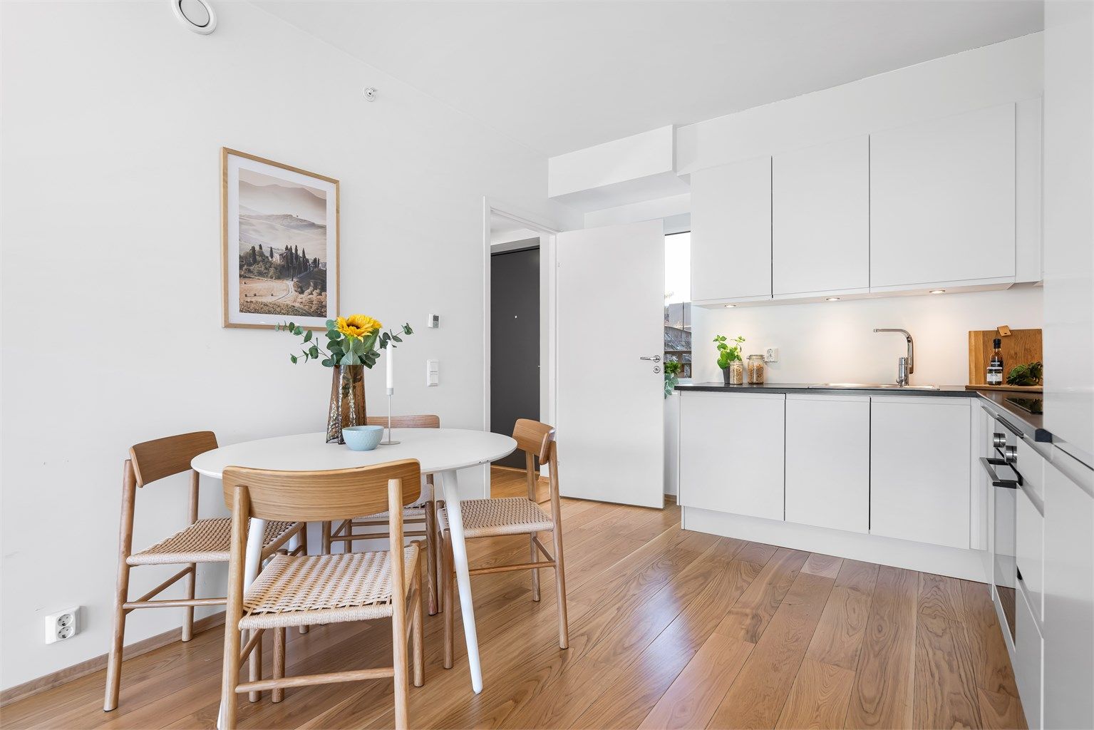 Oppholdsrommene har gjennomgående lik parkett på gulv og malte flater i lyse