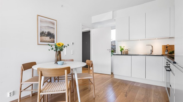 Oppholdsrommene har gjennomgående lik parkett på gulv og malte flater i lyse