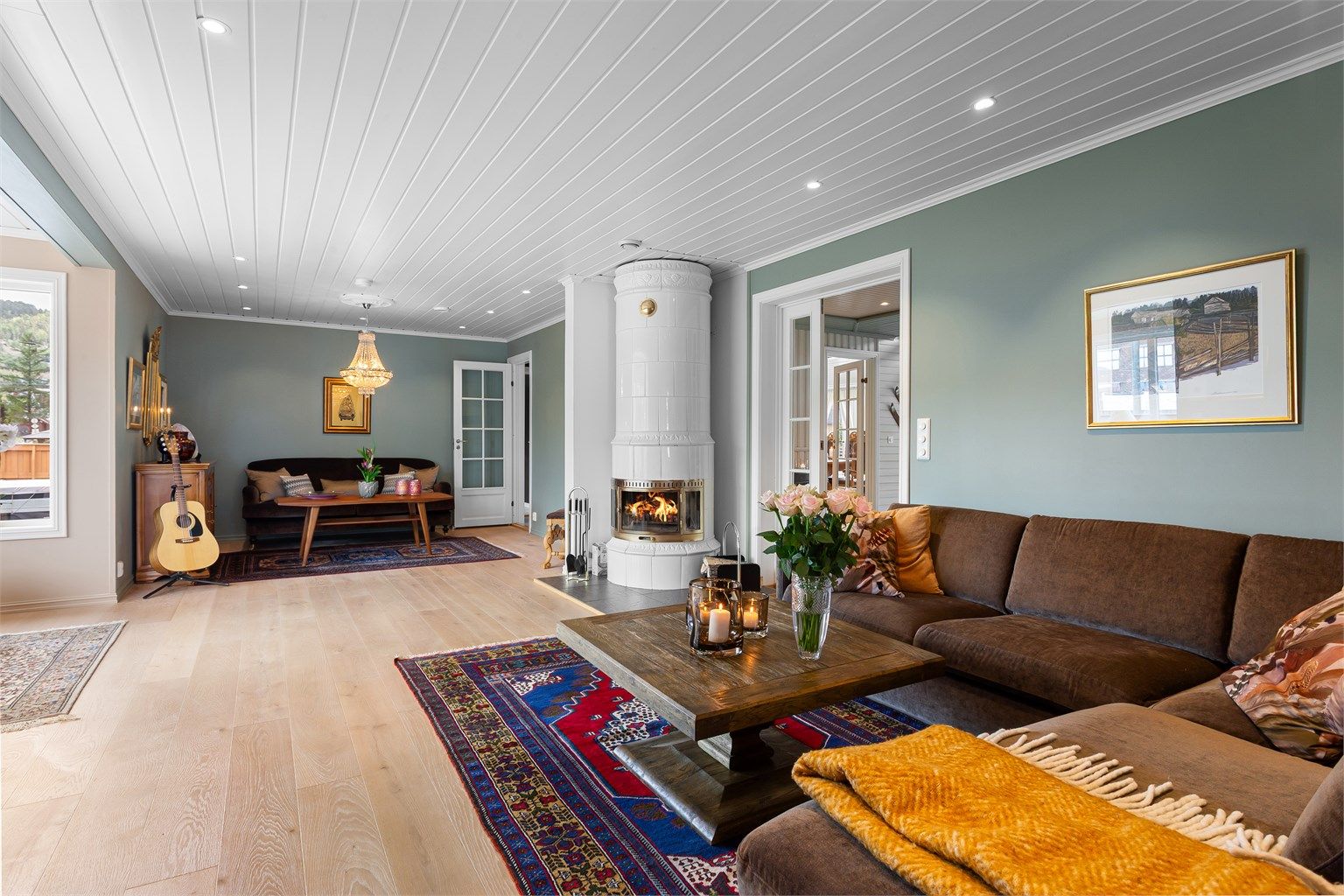 Romslig stue med plass til to sofagrupper