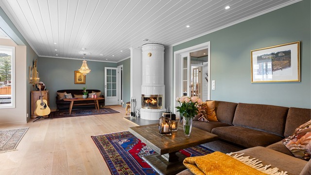 Romslig stue med plass til to sofagrupper