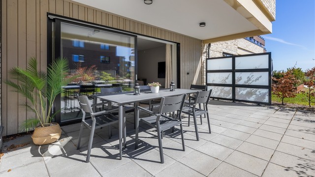 Sydvestvendt markterrasse med gode solforhold og god plass til utemøbler.