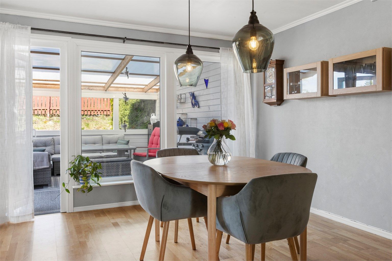 Fra spisestuen er det direkte utgang til delvis overbygd terrasse.
