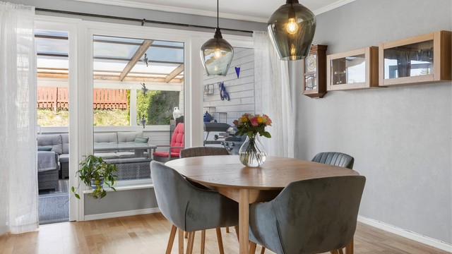 Fra spisestuen er det direkte utgang til delvis overbygd terrasse.