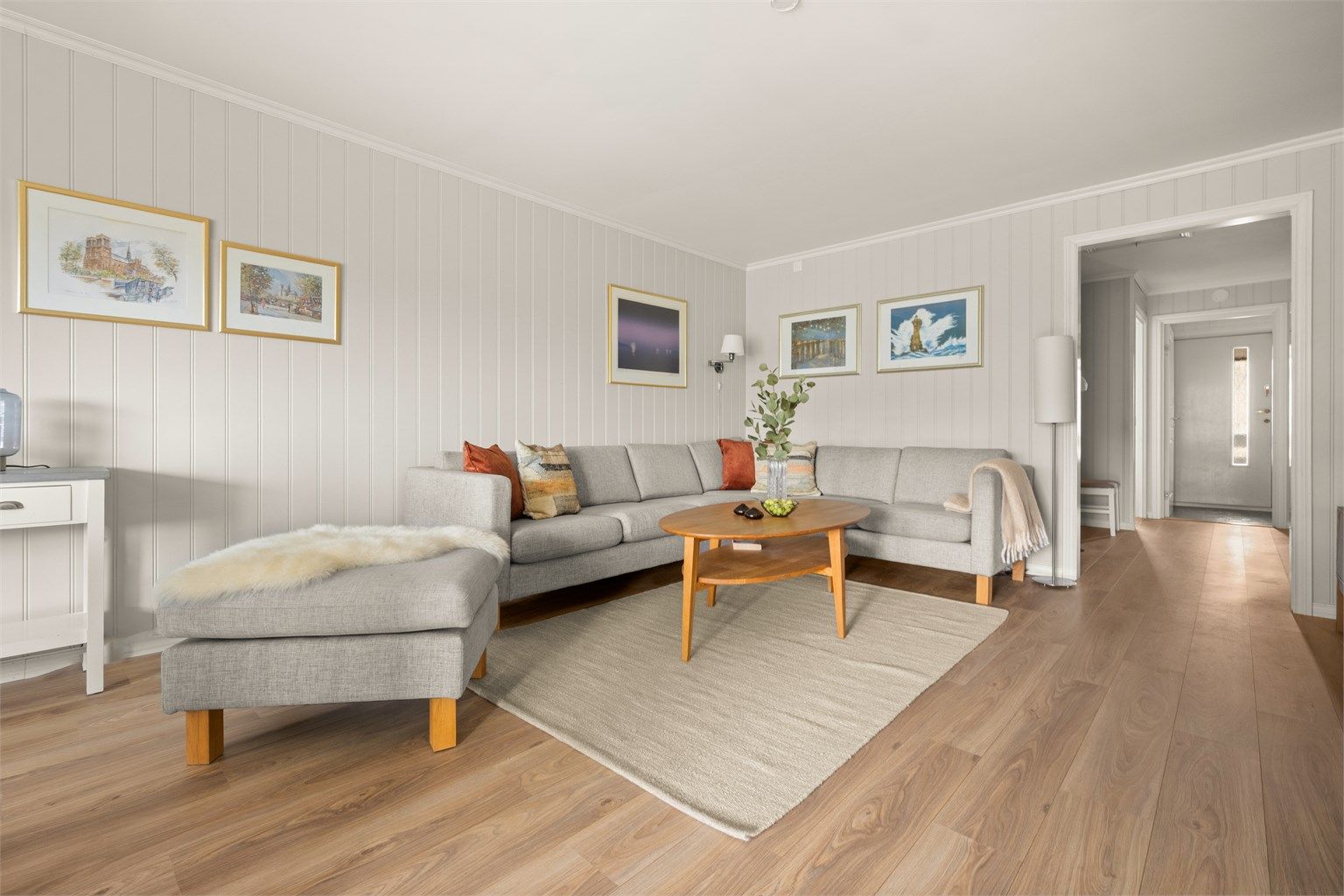 Gangen binder sammen entré, stue og soverom på en effektiv måte.