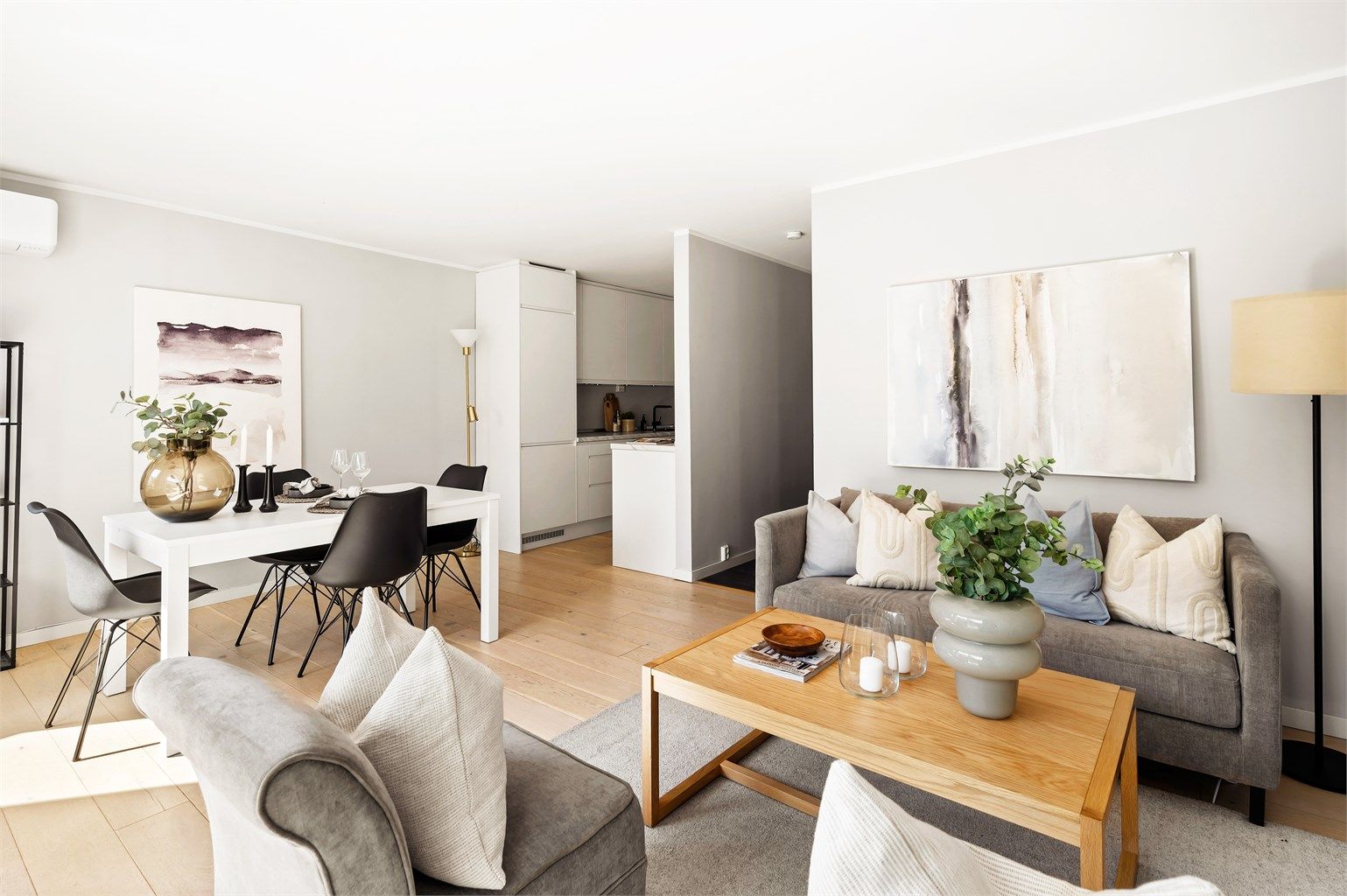 Romslig stue, delvis adskilt kjøkken og sovealkove