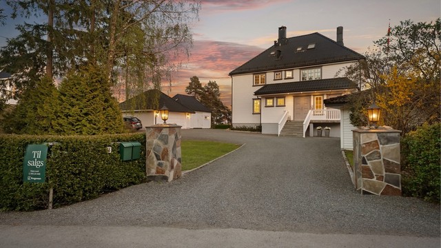 Utsiktsveien 16A har en stor, åpen gårdsplass, dobbelgarasje og stall