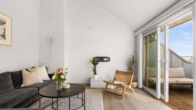 Stor skyvedør til balkongen gir flott naturlig lys til stuen