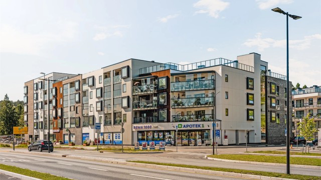 Velkommen til populære Knudsenkvartalet. Bygget ble ferdigstilt i 2020 og tilbyr både butikk m/post, apotek og treningssenter. Buss og bybane i umiddelbar nærhet!