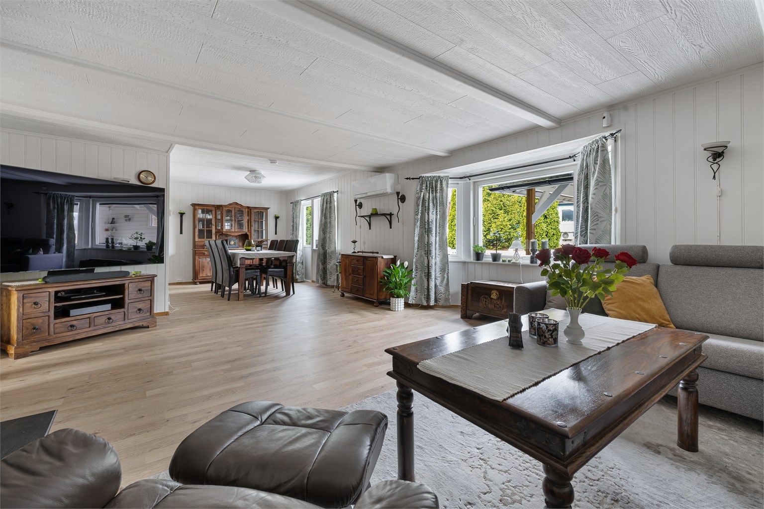 Boligen har en stor og romslig stue, med varmepumpe for effektiv oppvarming.