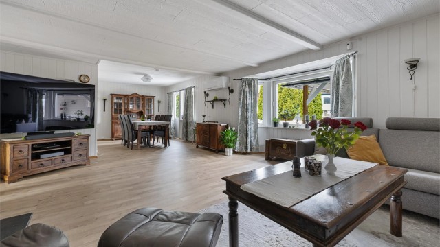 Boligen har en stor og romslig stue, med varmepumpe for effektiv oppvarming.