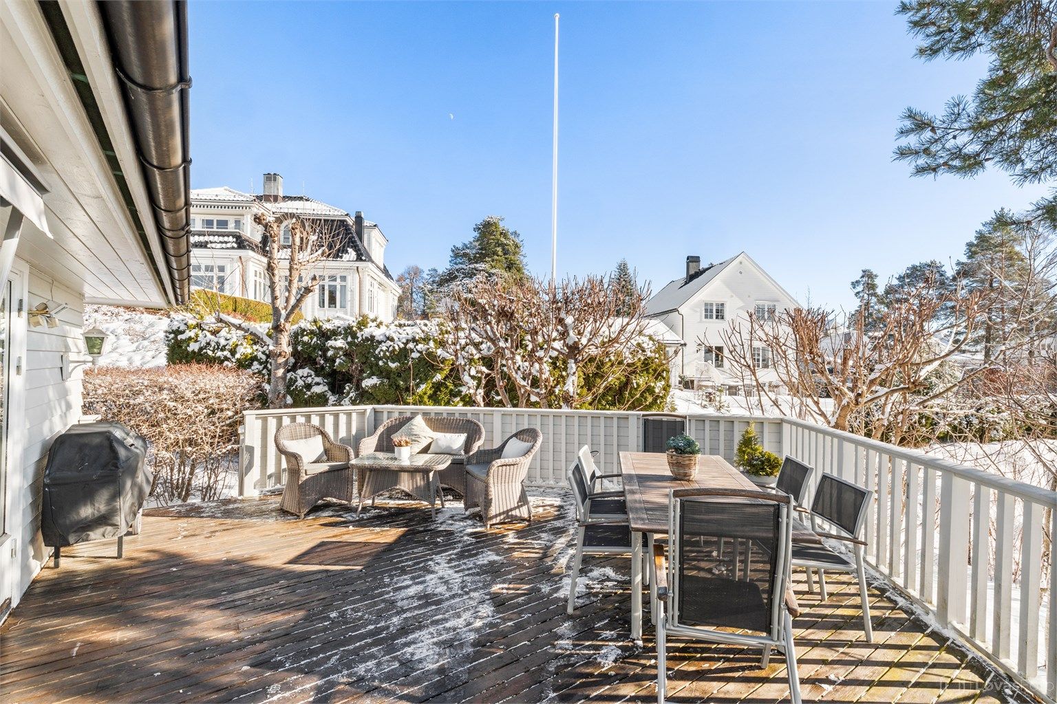 Adkomst fra terrassen til bakhagen. Sommerstid er terrassen usjenert