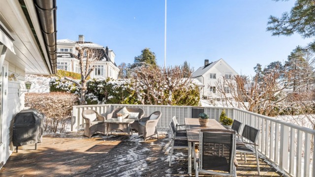 Adkomst fra terrassen til bakhagen. Sommerstid er terrassen usjenert