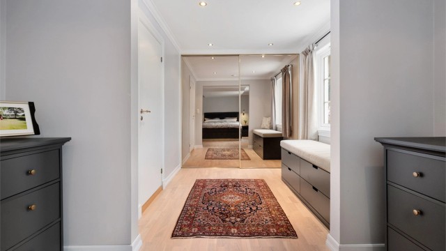En stor skyvedørsgarderobe med speilfronter gir rikelig med oppbevaringsplass.