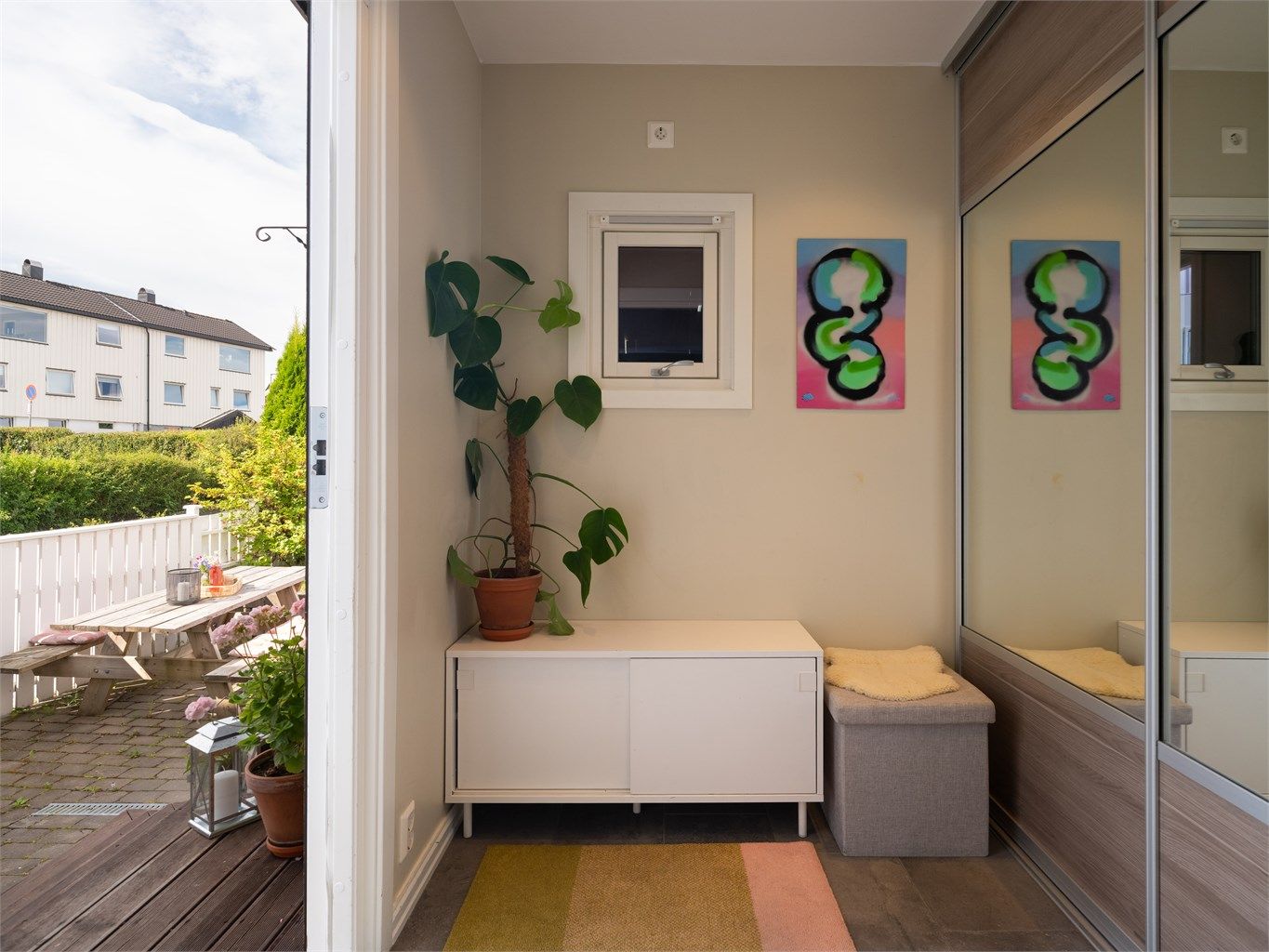 Velkommen inn! Romslig entré med skyvedørsgarderobe