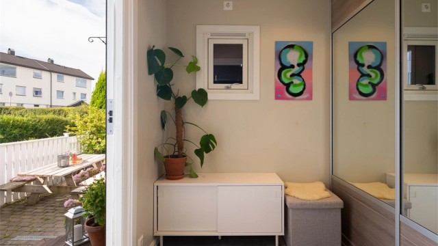 Velkommen inn! Romslig entré med skyvedørsgarderobe