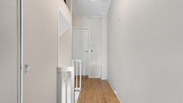 Opp trappen kommer du til gangen som tar deg videre til de tre soverommene og badet.