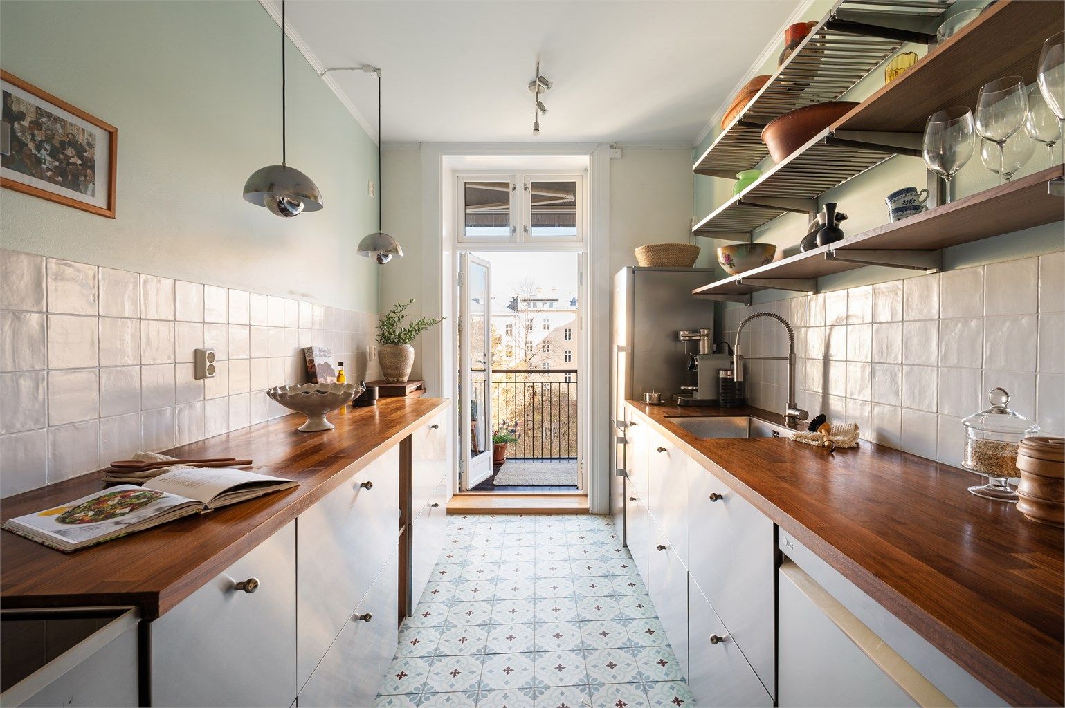 Denne leiligheten kombinerer klassiske detaljer med moderne komfort og velholdte overflater. 