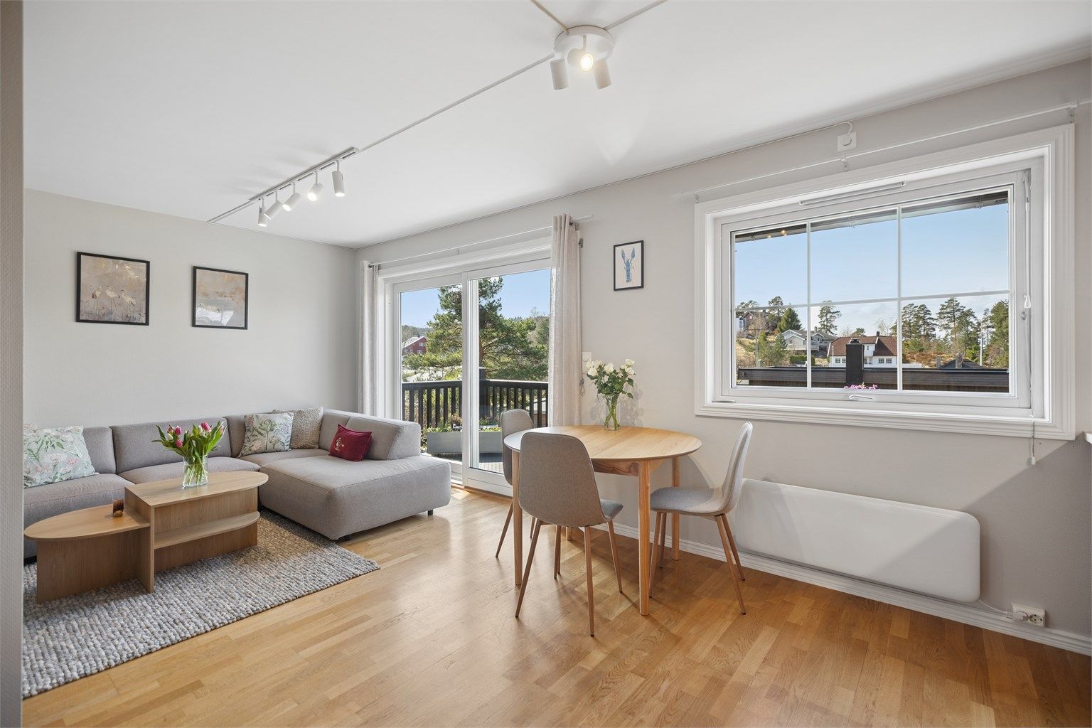 Direkte utgang fra stuen til en vestvendt, solrik balkong - perfekt for å nyte ettermiddags- og kveldssolen.