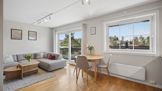 Direkte utgang fra stuen til en vestvendt, solrik balkong - perfekt for å nyte ettermiddags- og kveldssolen.