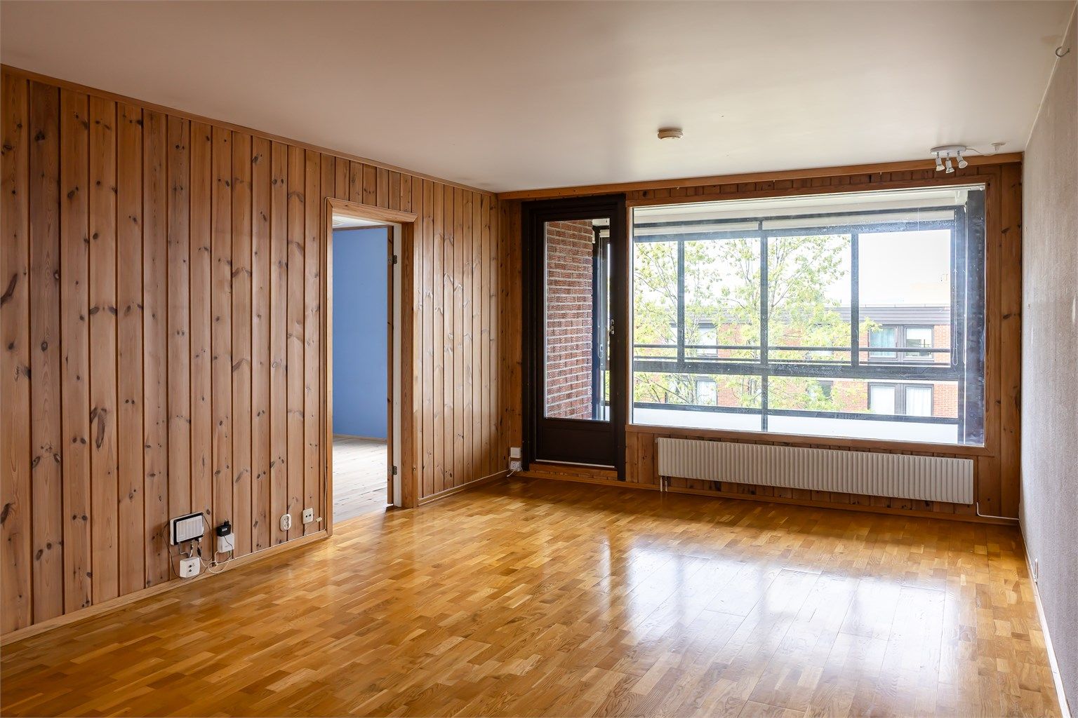 Romslig og innbydende stue med god plass til både spisebord og en komfortabel sofa- og TV-sone.