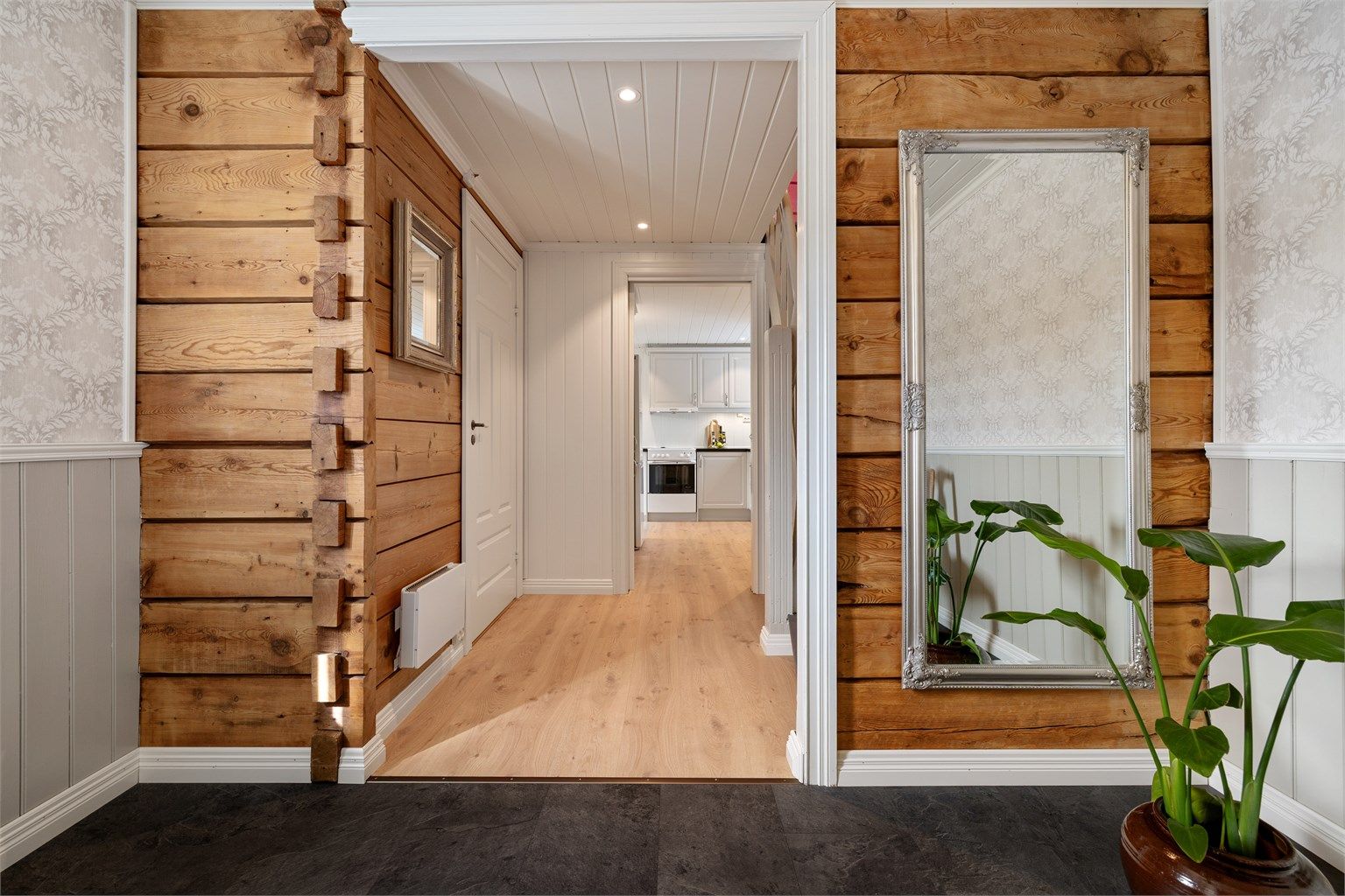 Velkommen inn! Boligen har en åpen og trivelig entré som gir et godt førsteinntrykk på hva boligen videre har å by på