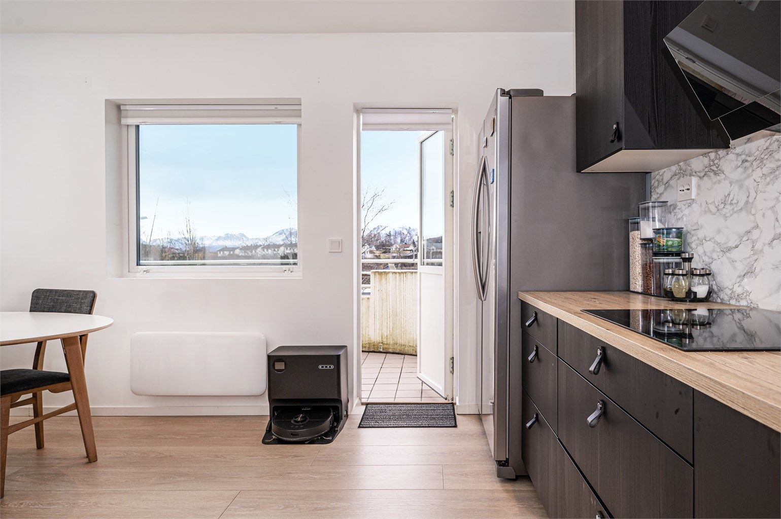 Fra kjøkkenet er det direkte utgang til leilighetens balkong.