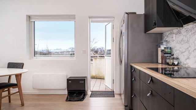Fra kjøkkenet er det direkte utgang til leilighetens balkong.